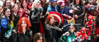 Apmeklētāji cosplay tērpos redzami IMDboat San Diego ComicCon 2019 izstādē